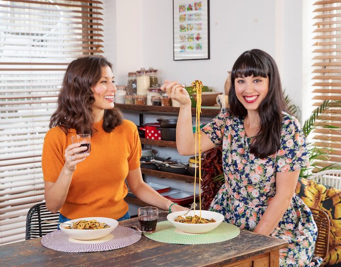 bemakeful's tweet photo. ⭐️PREMIERE⭐️ Hemsley+Hemsley:Healthy&Delicious airs Wednesdays at 9pm on #makefultv Foodie, Stylish, Fun Sisters👯 https://t.co/a7Xlu6G80b