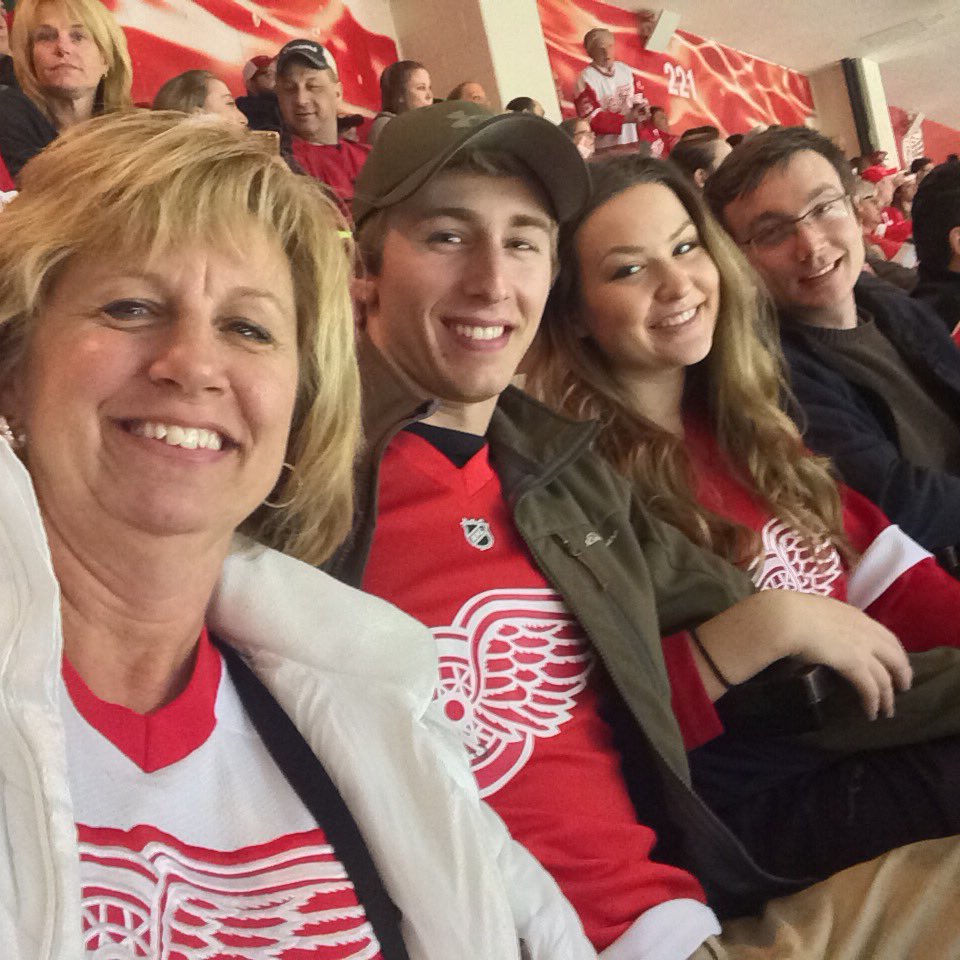 CatherineRuff2's tweet photo. Go wings! great Family night!! #Drwthanks https://t.co/mpname7yHd