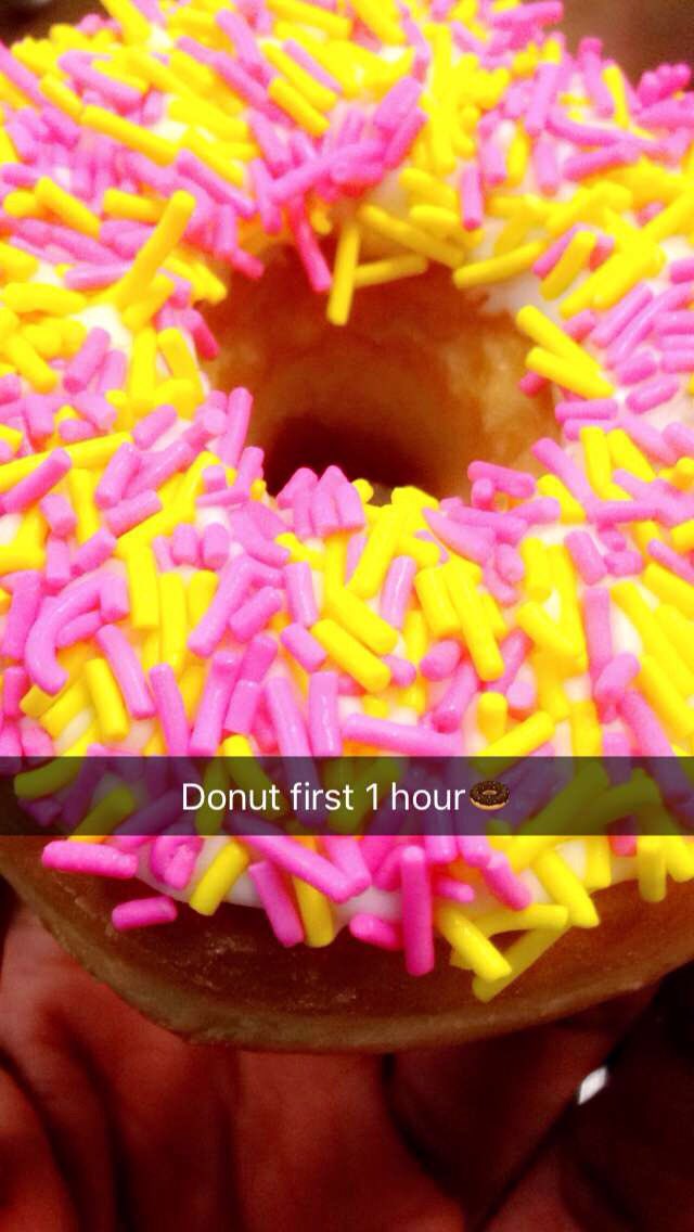 YrnVashawn's tweet photo. This donut was so delicious I didn't want to eat because f it's beauty 😍💦💘🔆#foodporn #donutsrules #Foodventures https://t.co/XdZZNuh4CS