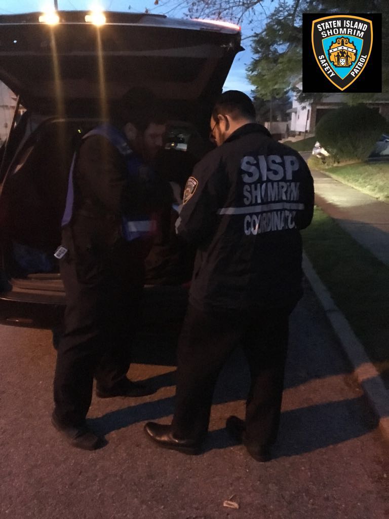 SISPShomrim's tweet photo. SI Shomrim operating on Washington Ave, where 3 kids went missing. B'H, the search was quickly resolved. https://t.co/Jl70tKiiof