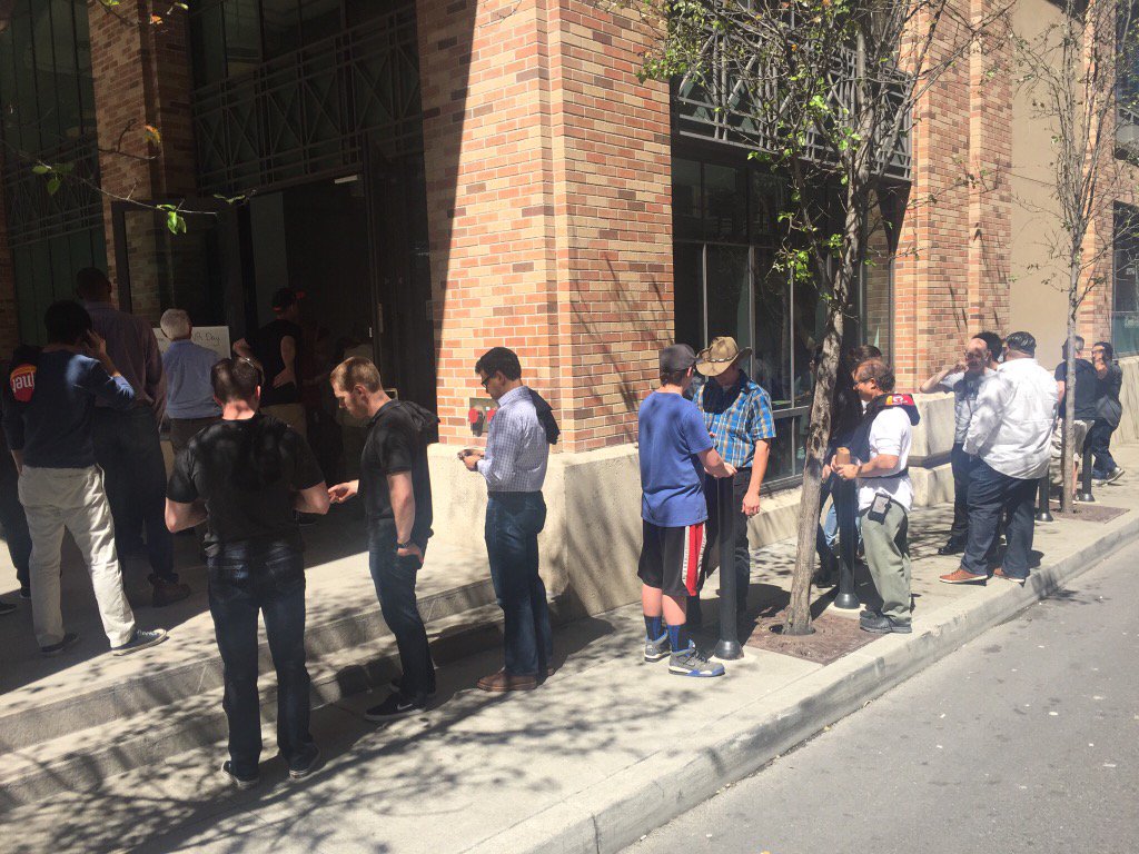 terryscollins's tweet photo. Thanks to those who came to #CNETVRDay. At one point, the line stretched down the block! https://t.co/gbdESliiVl