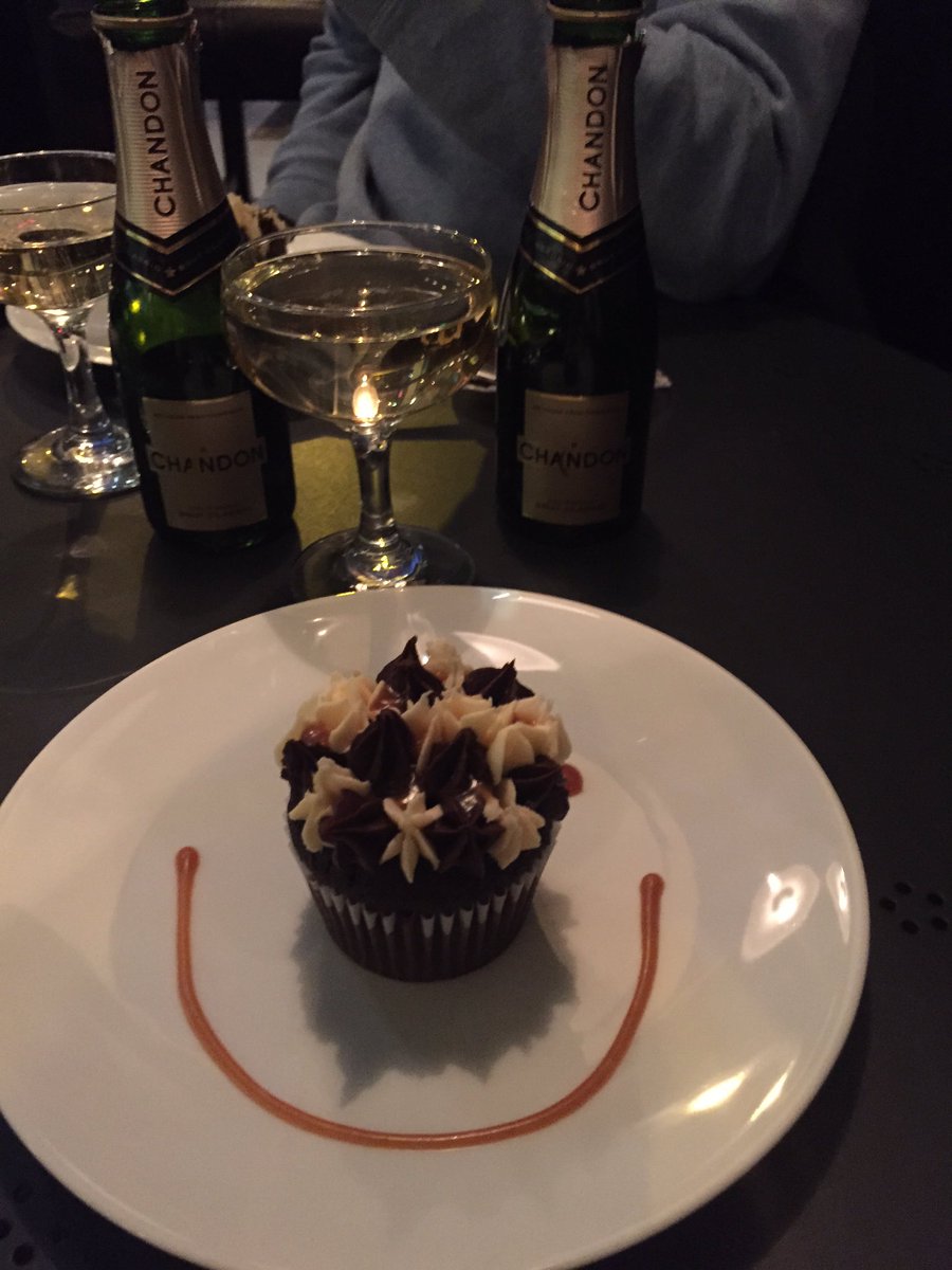TweetsByJENGA's tweet photo. You can't help but smile @BittersweetRal when your dessert is smiling back at you. #cakeandbubbles https://t.co/UX3ELiCh6q