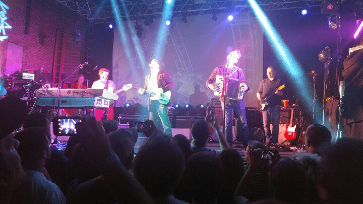 Concert finally started at 8:15 I do love <a href="/tmbg/">They Might Be Giants</a>