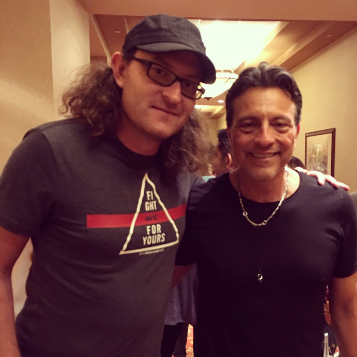 7immyOst's tweet photo. Un lujo por fin conocer a alguien que por mucho tiempo me ha inspirado. You Rock @erwinmcmanus See you soon! https://t.co/zCkUK4jl6x