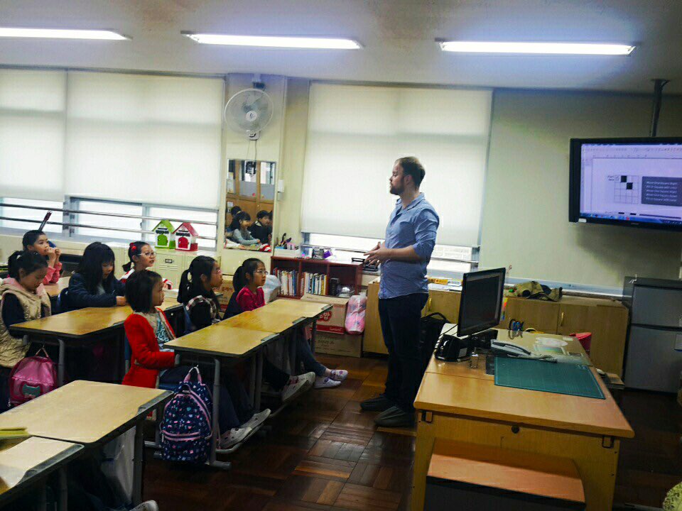 CodingHeroes's tweet image. First day teaching my daughter's elementary class coding .@codeorg #graphpaperprogramming