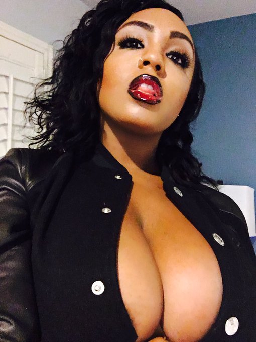 I wish I could wear my jacket like this all the time 😏 #boobs #wcw https://t.co/aATKbAA7NR<a href="/tag/wcw"class="tags"><span>#wcw</span></a><a href="/tag/boobs"class="tags"><span>#boobs</span></a>