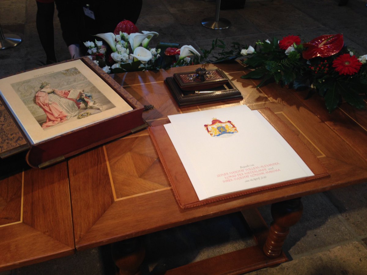 hbogaerts's tweet photo. #NLGermany ondertekening door Koningspaar van golden book van de stad Neurenberg ligt klaar https://t.co/BncDcsJY9y