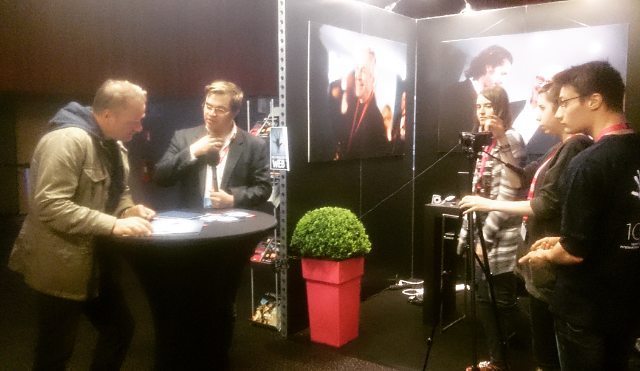 cedricmonnoye's tweet photo. La WEB TV en plein boulot ! #fifpl16 https://t.co/7djwxYRJb9