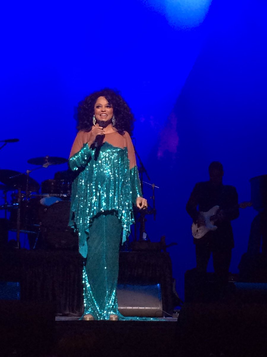 gracelynsantos's tweet image. #dianaross #dianarossconcert #dianarossstyle @stgeorgetheatre #statenisland #stgeorgetheatre 💖💖💖 4.11.16