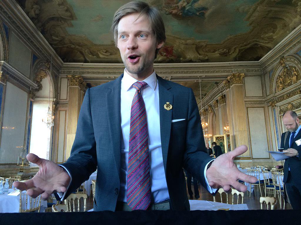 Dagens moderatorer är <a href="/albertklintberg/">Albert</a> (bilden) från <a href="/Ledarstudion/">Ledarstudion AB</a> och <a href="/DilsaDSten/">Dilsa Demirbag-Sten</a> från <a href="/BerattarMin/">Berättarministeriet</a>. #ungtledarskap