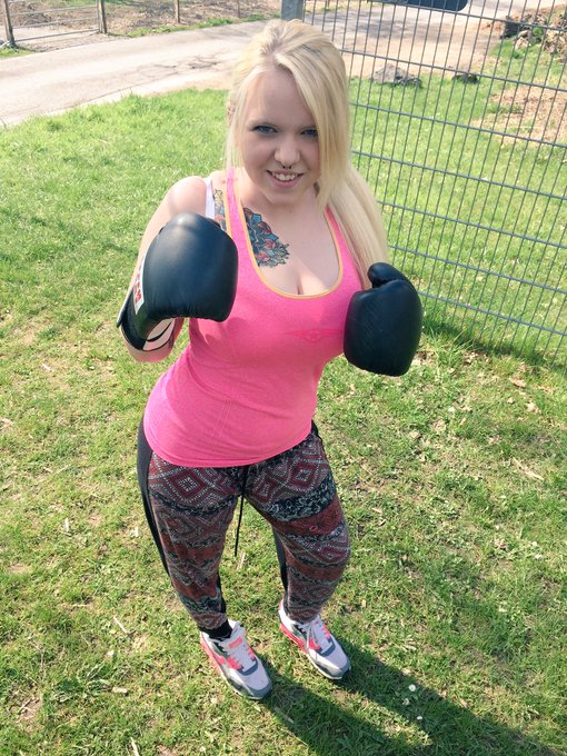 Nehmt euch in acht 😄 Luna lernt jetzt #Boxen 😜 #Sport #RockyBalboa #neuerklitschko #ichhaueuchalleum<a href="/tag/boxen"class="tags">#Boxen</a><a href="/tag/sport"class="tags"><span>#sport</span></a><a href="/tag/rockybalboa"class="tags"><span>#rockybalboa</span></a><a href="/tag/neuerklitschko"class="tags"><span>#neuerklitschko</span></a><a href="/tag/ichhaueu"class="tags"><span>#ichhaueu</span></a>