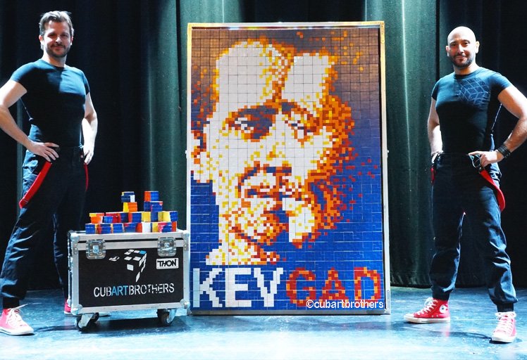 cubartbrothers's tweet image. Réalisé avec 600 rubik's cubes ! #Kevadams #Gadelmaleh 
#artephemere #cubes #DYCCubes #pixelart