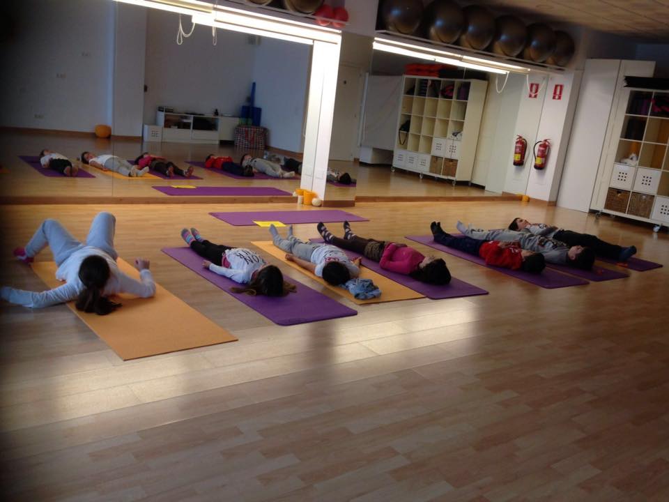 EvaDDB's tweet photo. Súper clase de #Yoganiños , no nos puede gustar más!#marbella #evaddb #weloveyoga https://t.co/cyladlUlup
