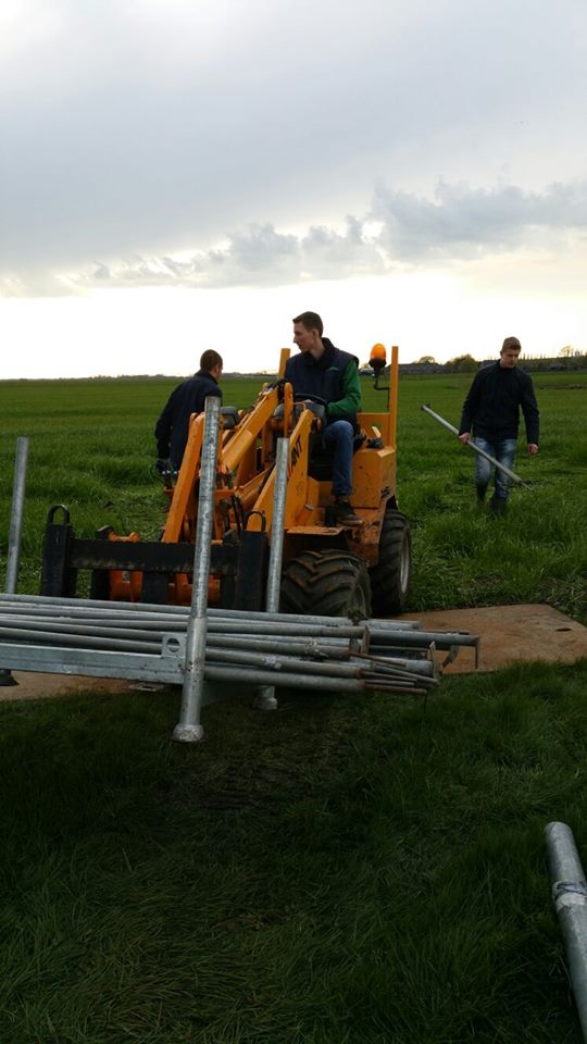 KPJdemeern's tweet photo. Gisteravond is er hard gewerkt door de leden! De tent staat! https://t.co/i4MbWDH82q