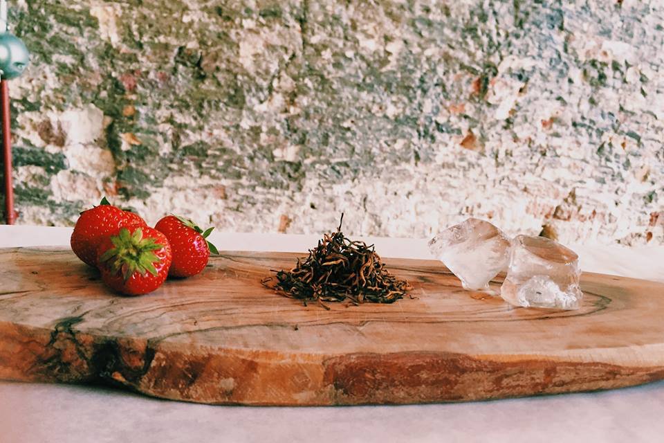 Crusiothee's tweet photo. Aardbei erbij? Lente betekent ijsthee! #lente #crusiothee #homemadeicetea 🍓 https://t.co/xjV9E9dB8r