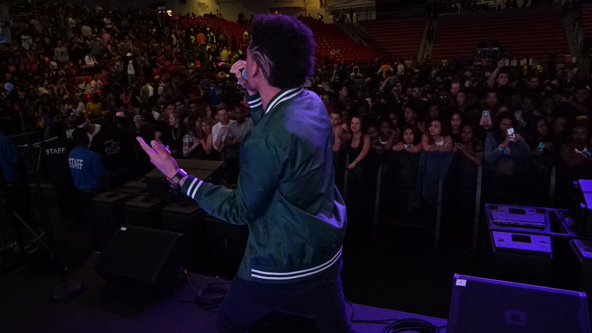 JUSTUSraps's tweet photo. Thank you Stony Brook for a dope show! #Brookfest2016 shouts to @cashcash and @1future for turning up at SBU!π― https://t.co/dF2eikp6wr
