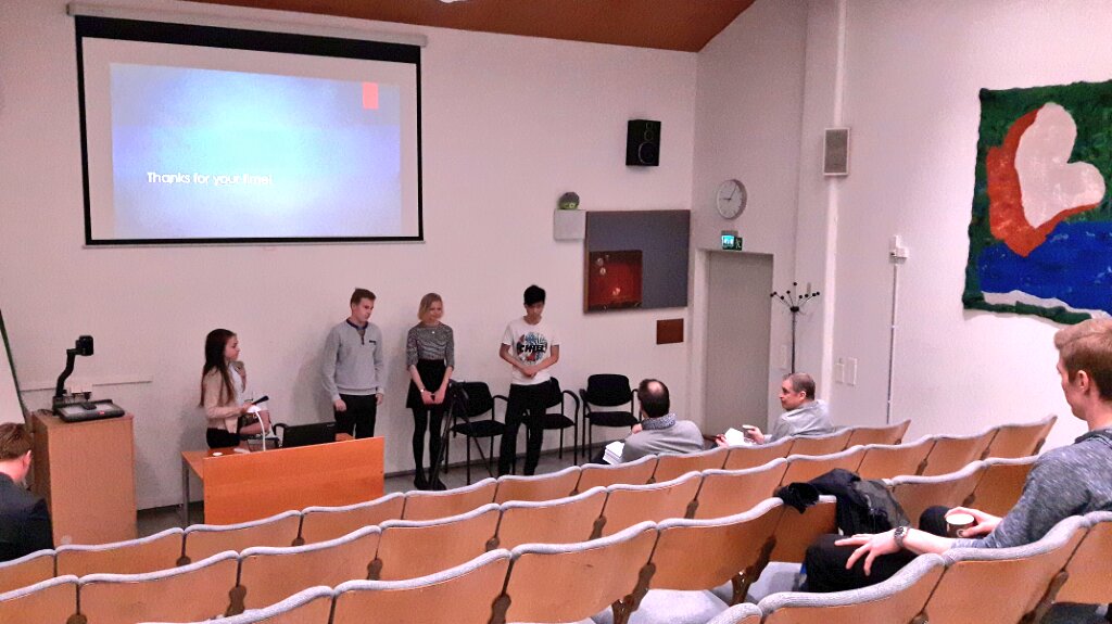 JuhaniKarki's tweet photo. Oppilaat pitchaamassa omia keinoälyä hyödyntäviä keksintöjään @AiroIsland #JuniorBot https://t.co/75fEGKExAX