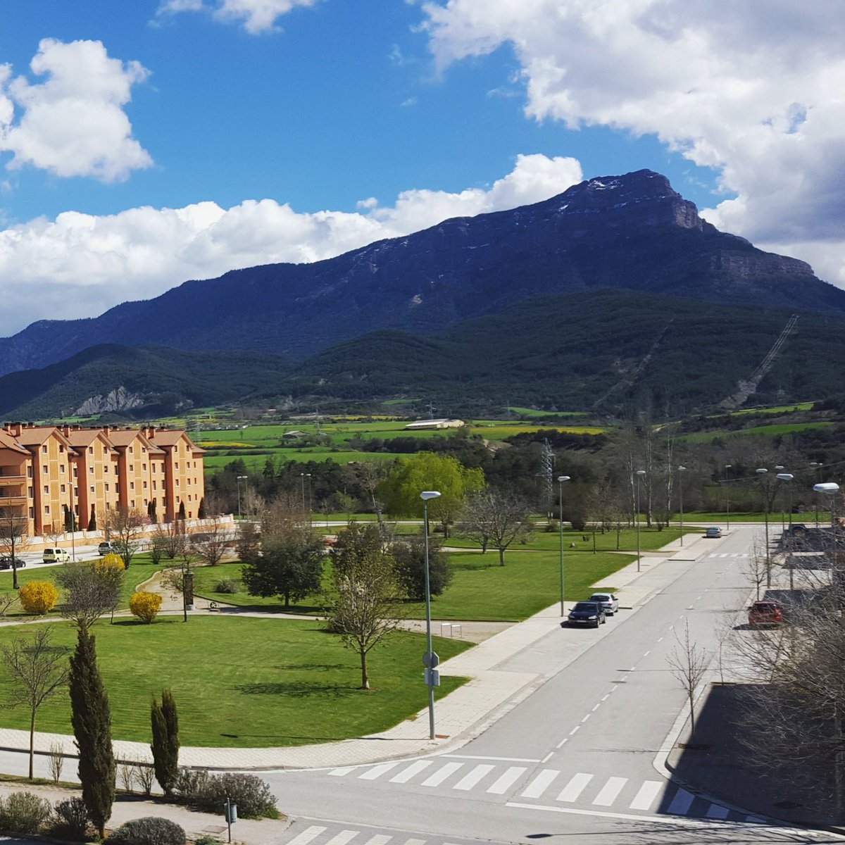 NiniCalimoutou's tweet photo. #PhotoOfTheDay // Jaca #5.
Day off : Repos détente &amp; spa. Vue de la chambre sur le mont #Oroel. #Jaca2016 #PeñaOroel https://t.co/koEes48sWj