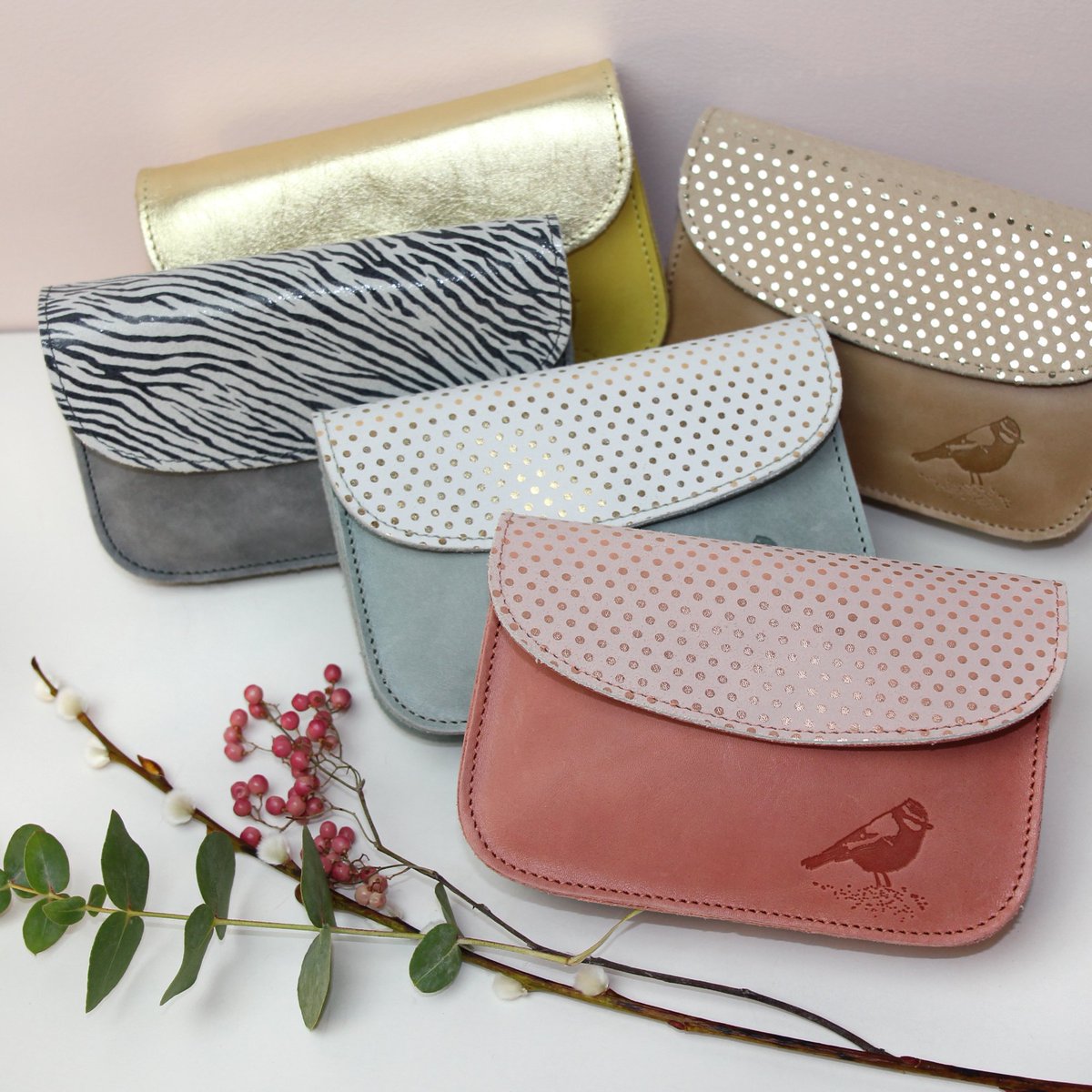 AnneOAngla's tweet photo. #DitOui : Sélection 3: Compagnon Kate & Sautoir Grigri #MadeInFrance #accessoire #cuir #BarnabéAimeLeCafé #cérémonie https://t.co/qg3Izda2UL