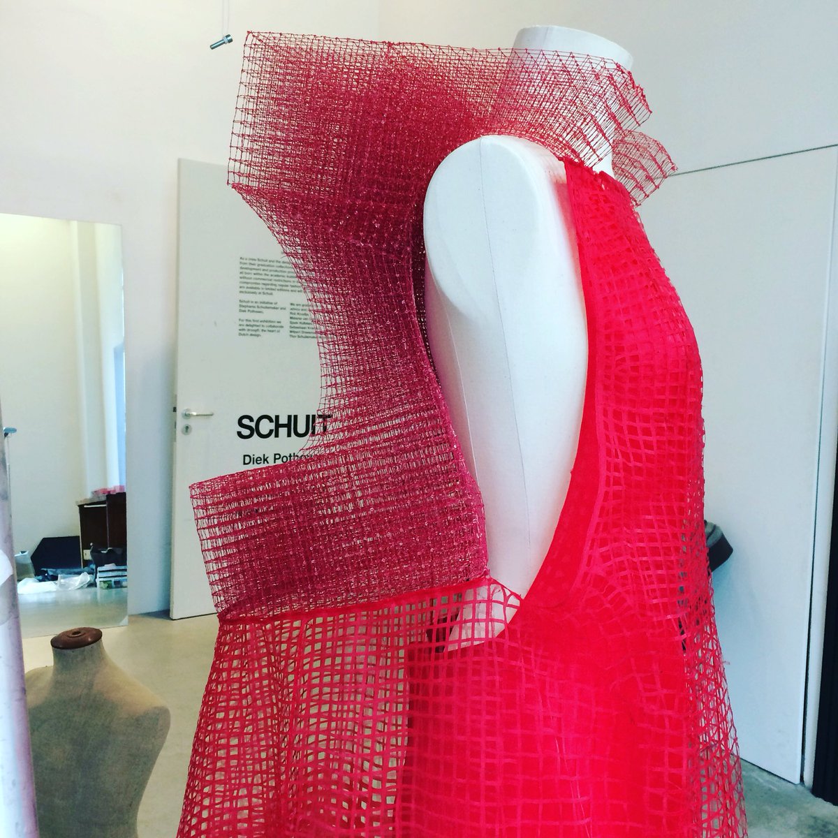 Littledana88's tweet photo. @hoteldroog Loved speaking to fashion designer Jim Hu at the #Schuit exhibition about his 3D weaving. #WearableArt https://t.co/J5tkNOAKPt