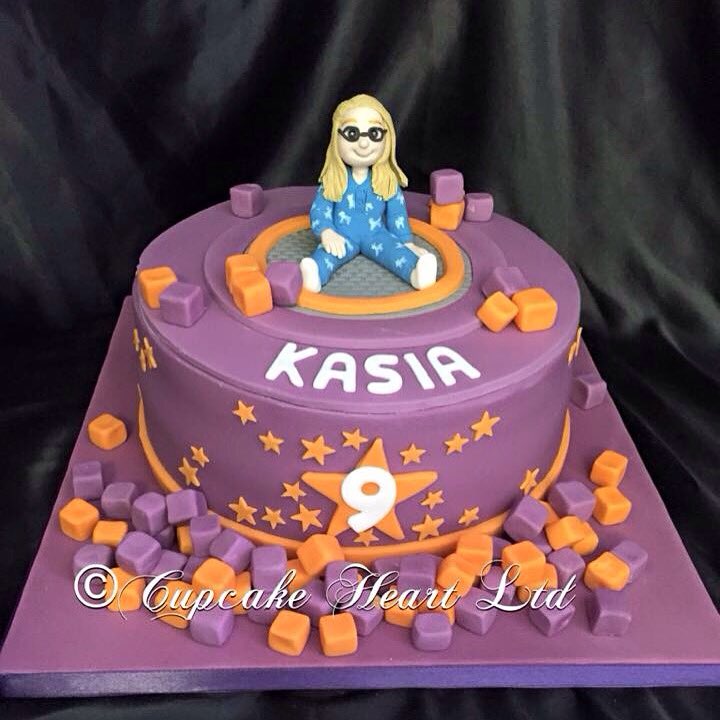 CupcakeHeart_'s tweet photo. Gravity cake https://t.co/mYEWtXkz1N