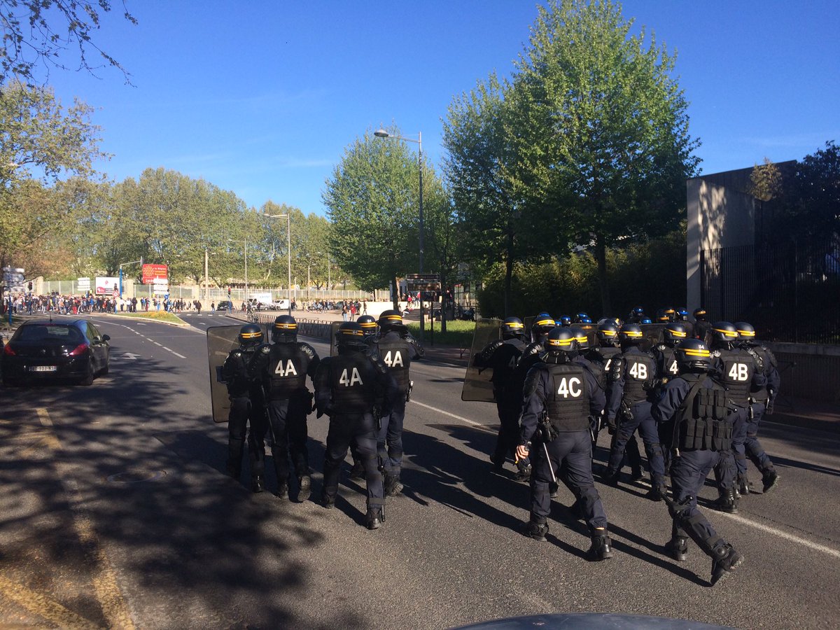 viaOccitanieTV's tweet photo. #ManifLyceens #Montpellier: Jets de pierres devant le #Lyceemermoz les policiers prêts à charger https://t.co/HzHg5q0VgI