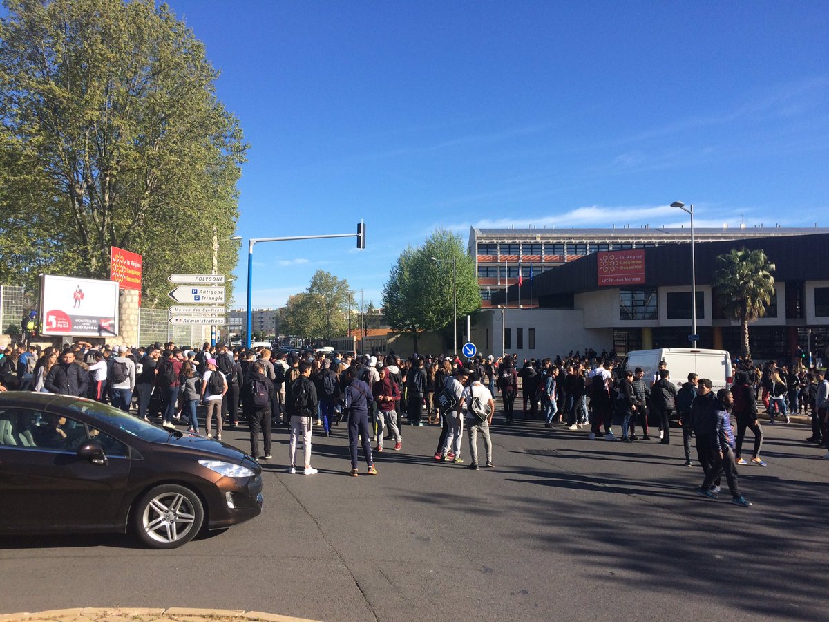 viaOccitanieTV's tweet photo. #ManifLyceens #Montpellier: Jets de pierres devant le #Lyceemermoz les policiers prêts à charger https://t.co/HzHg5q0VgI