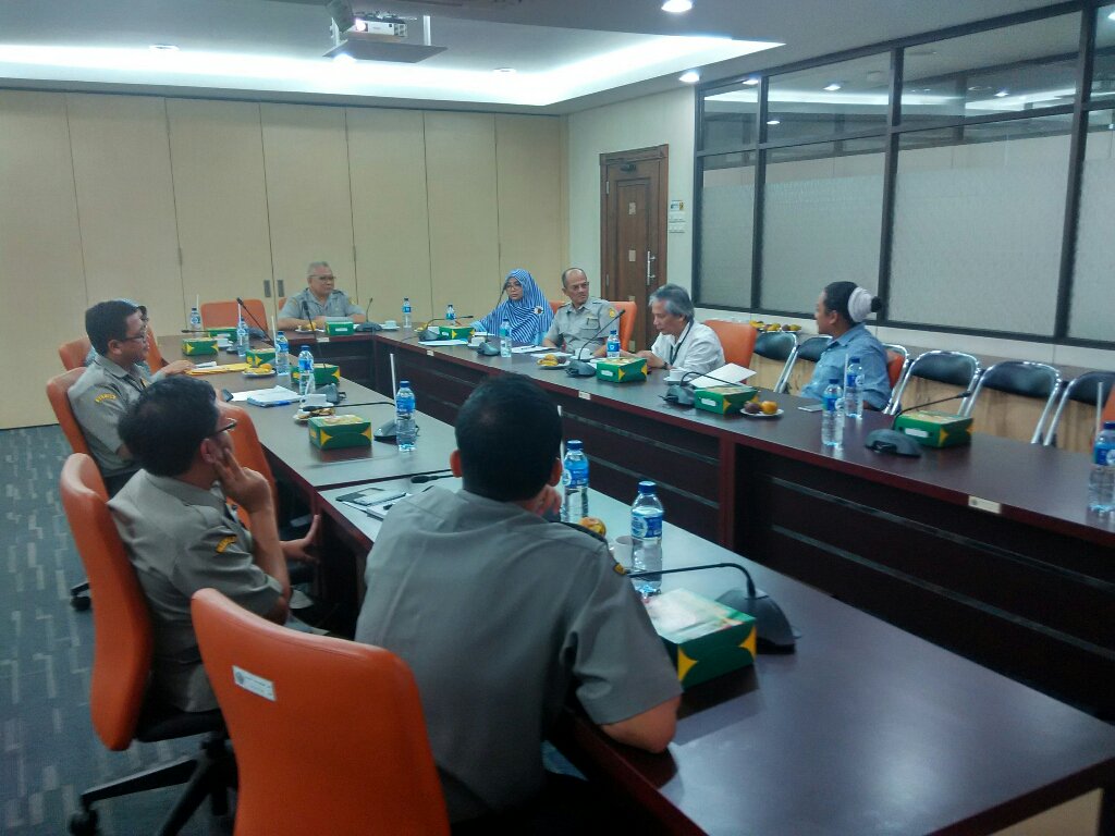 Saat ini tim penilai sedang rapat untuk menseleksi karya kalian, kami jg brsmangat melihat semangat kalian