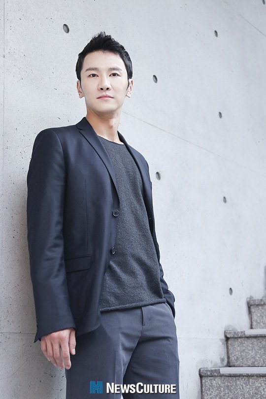 aressinc's tweet photo. [#손덕기][#인터뷰] ‘건강’과 ‘맛’이라는 이색적인 소재의 뮤지컬 '로맨틱 머슬’ / 배우 손덕기 “나사 하나 빠진 것 같다고요? 남자주인공의 틀 깰래요” ▶https://t.co/rvmT9Ijipf https://t.co/CkLOiR6laW