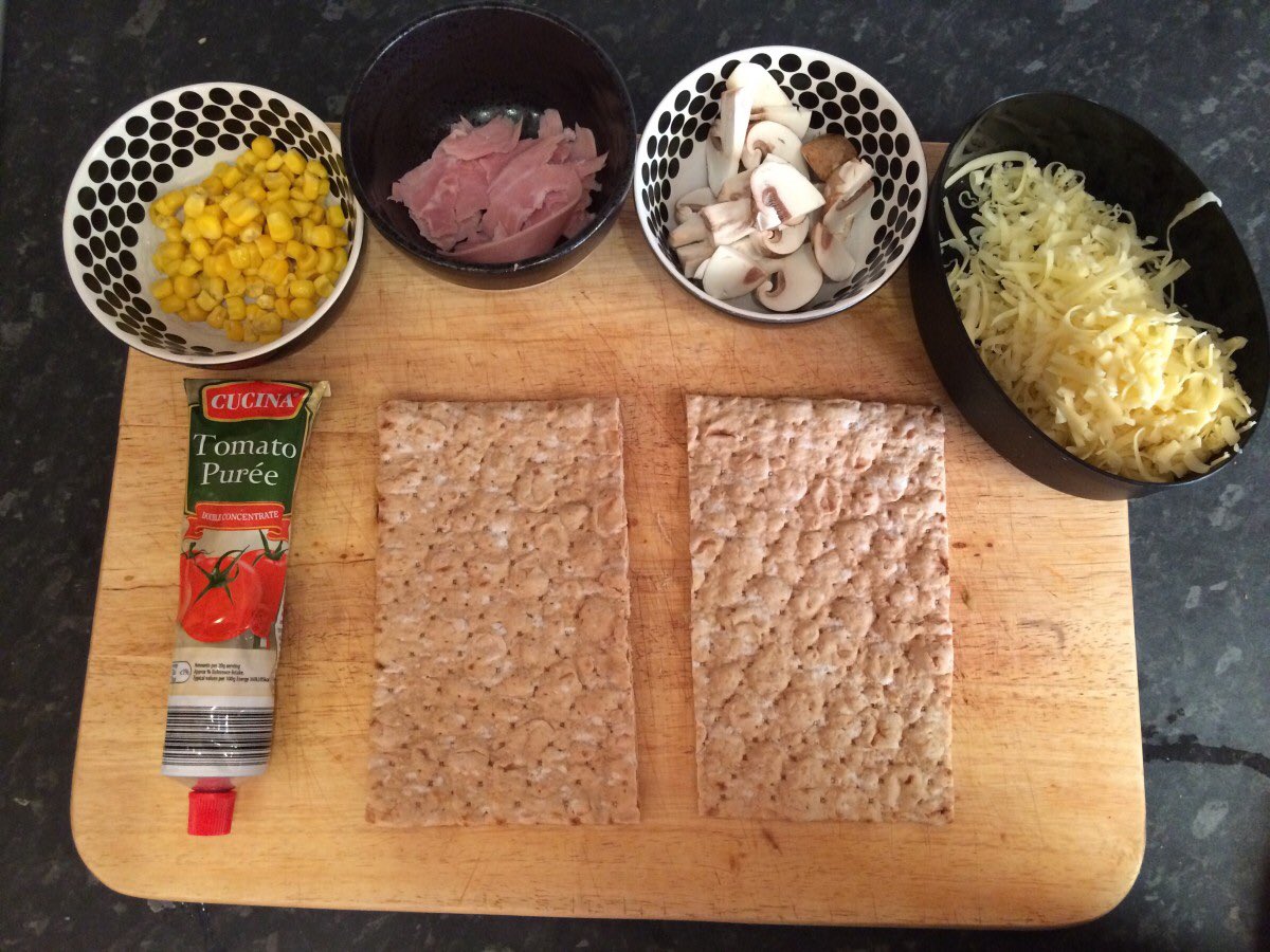 ClaresTots's tweet image. Cheats pizzas! clareslittletots.co.uk/2016/04/easy-p… #kbnmoms #cookingwithkids