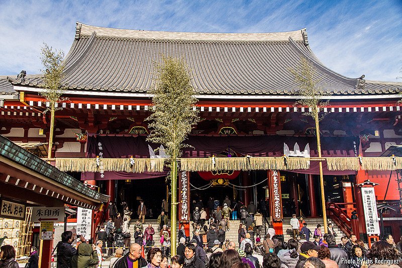 Japonismo's tweet image. Cruzar la puerta Kaminarimon, pasear por la calle Nakamise y entrar en el templo Sensoji goo.gl/gJNsLd