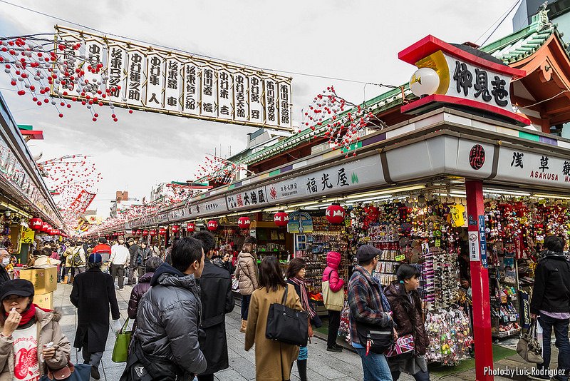 Japonismo's tweet image. Cruzar la puerta Kaminarimon, pasear por la calle Nakamise y entrar en el templo Sensoji goo.gl/gJNsLd