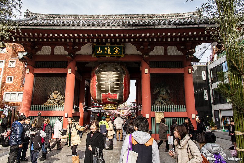 Japonismo's tweet image. Cruzar la puerta Kaminarimon, pasear por la calle Nakamise y entrar en el templo Sensoji goo.gl/gJNsLd