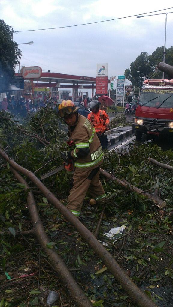 infobandung's tweet photo. #WartaBdg via @Rescue_Damkar: Penanganan pohon tumbang Jl. Dago depan pom bensin https://t.co/e5b9mNMXSf