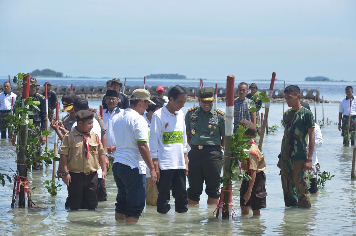 jokowi's tweet photo. Ada 2 hal yg diwariskan ke anak cucu kita: ilmu pengetahuan &amp; kelestarian alam. Banyak belajar dan cintai alam -Jkw https://t.co/ebBjZsobHm