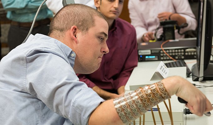 elmundociencia's tweet photo. Ian, el tetrapléjico que ya mueve los dedos de su mano tras un implante https://t.co/BqznGPj9dc https://t.co/y82bRrsWvF