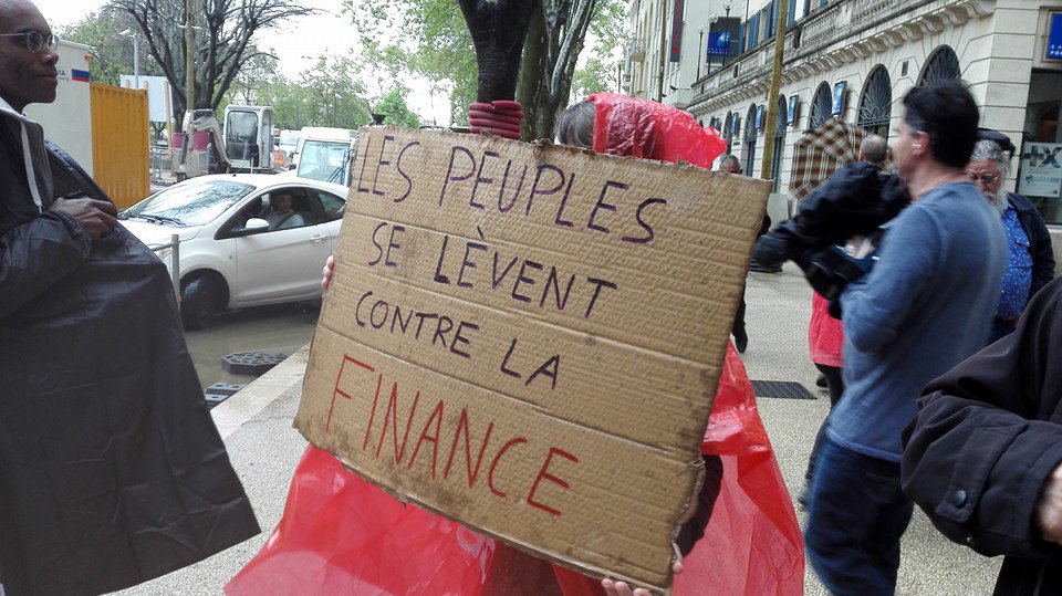 NimesDebout's tweet photo. Blocage de la Société Générale, #44mars #NuitDebout @nuitdebout @attac_fr https://t.co/mHDChH5KKX