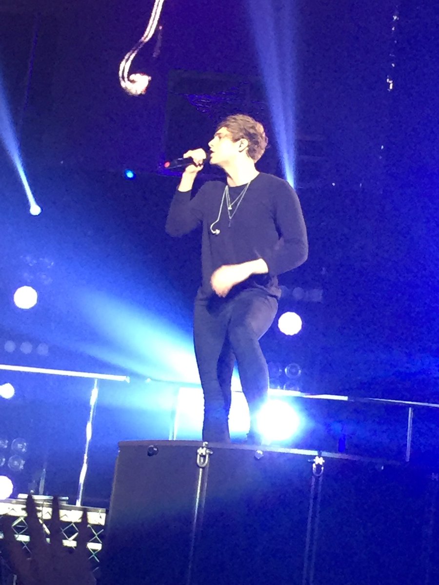 Leanneee_x's tweet photo. Had the best time at motor point with the best view😍with @LizzieHill20 @5SOS #SLFLNottingham #slfl #toooldforhim😂 https://t.co/KybqM4kmzT