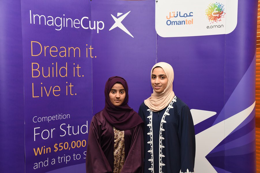 MicrosoftOman's tweet photo. #LightBulb لفريق #TeamMindcode يساعد على خلق منصة للتواصل بين مختلف الأشخاص لتبادل الأفكار وخلق فرص أعمال #ICOman16 https://t.co/MqaoeMu7zU