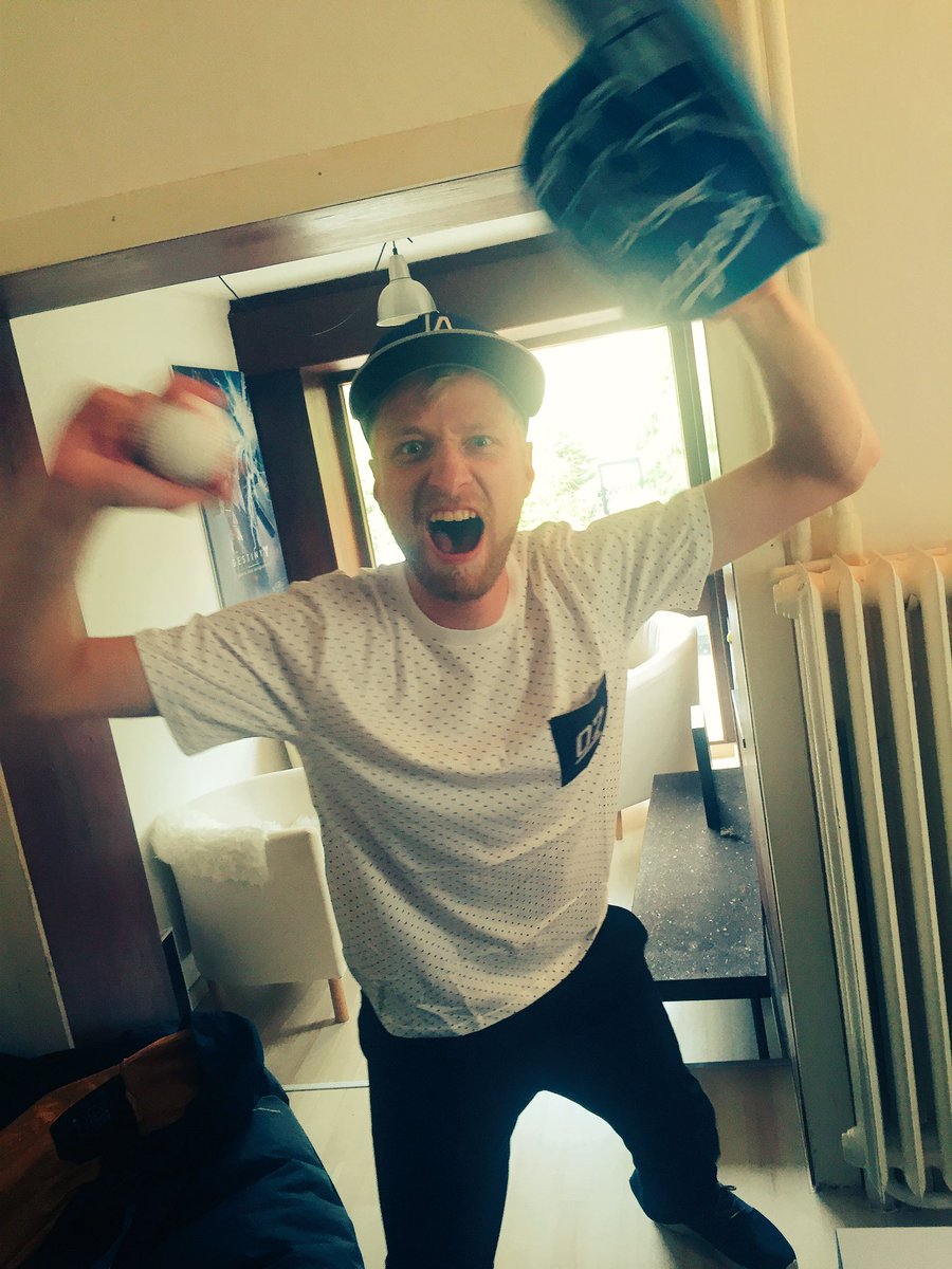 TheKrogmann's tweet photo. Gewitter machen Blitze und @maexdaemaege macht mich an. #Premiumfan #rbtv #guderboi https://t.co/QZB497dxFj