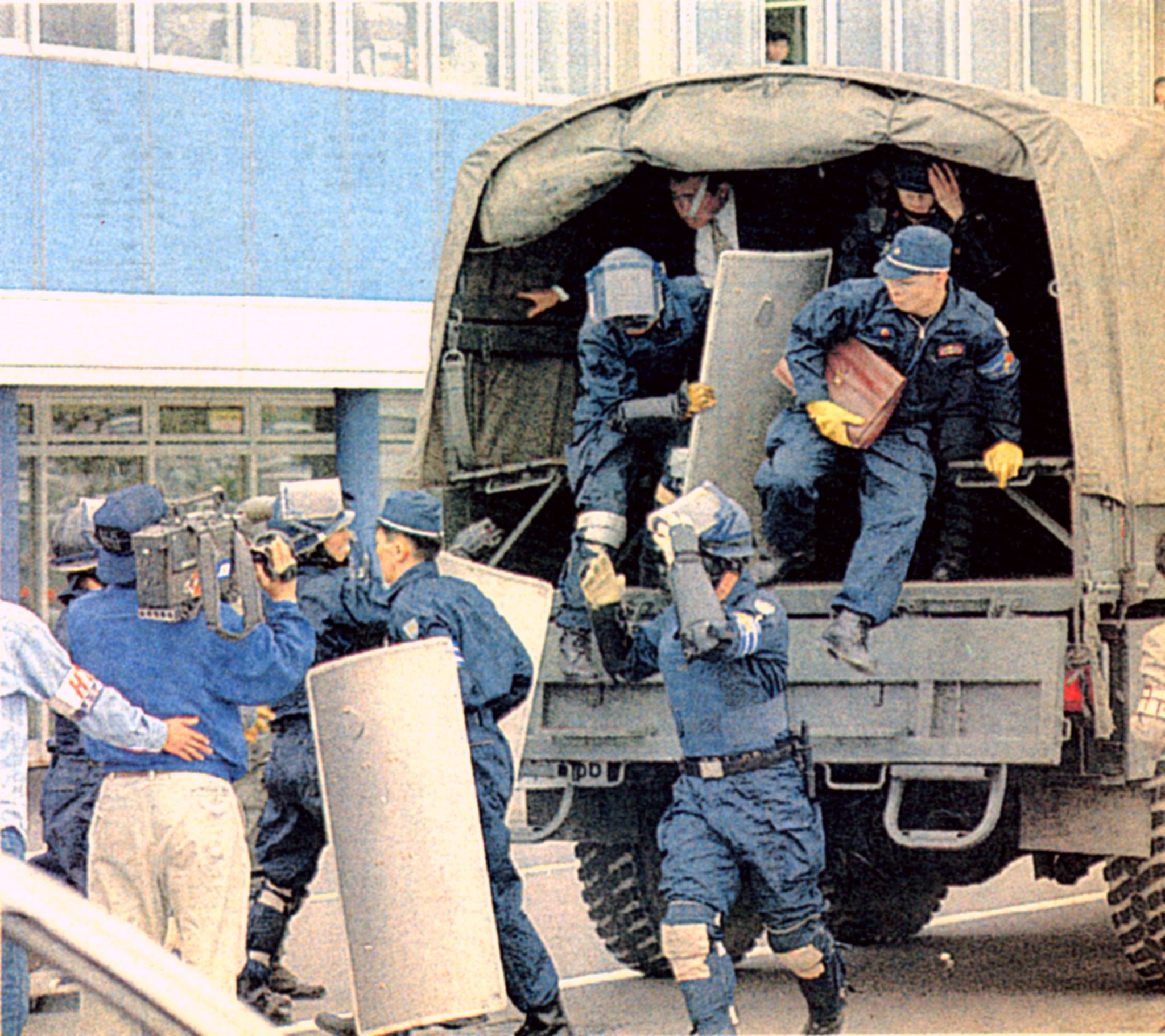 Conductor Auf Twitter 警察ちょっとメモ 北海道警機動隊 昔 アップした画像から 新聞掲載記事画像より T Co Hv57xiihcd