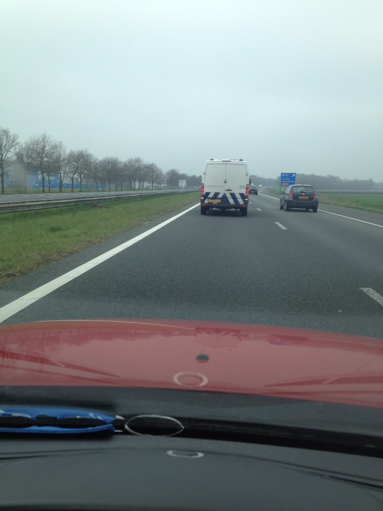 Onwaarschijnlijke verkeersaso dienst justitiële inrichting. Rouwstoet inhalen, snijden, kleven. Lekker ding...