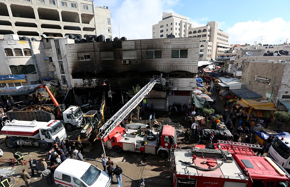 Israeli forces raid Ramallah currency exchange causing fire, clashes  Cf_blDPUMAA07qt