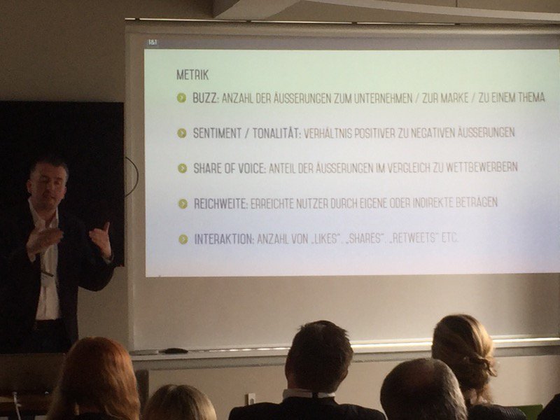 JOOR_Luc's tweet photo. Metriken um den Erfolg des #socialsupportHH zu messen @michaelfritz Bei @1und1 Das gefällt auch der Geschäftsführung https://t.co/xm5Yw5oGf0