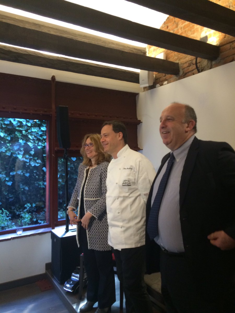 elisadalbosco's tweet photo. Al via le #7Stelle #Galleria #Mi con @ARossoGroup @TownHouseItaly #ARosso accoglie #chef #LucaMarchini #Pavarotti https://t.co/5rKJypiI1k