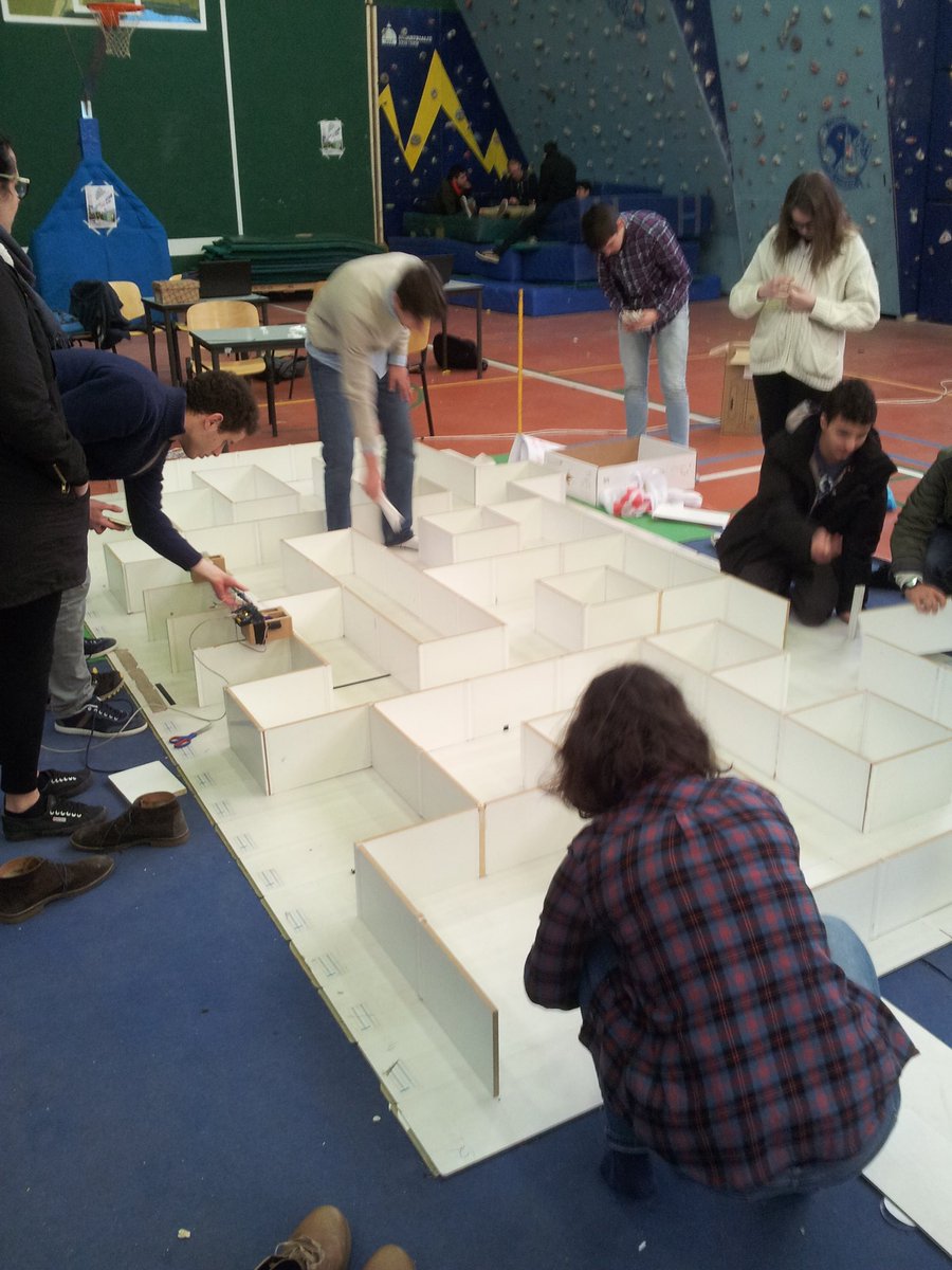 Reset_ETSII's tweet photo. Preparando la final de laberinto desconocido, y luego atletismo de Robolimpiadas!! #Cybertech2016 https://t.co/idIZ81jTak