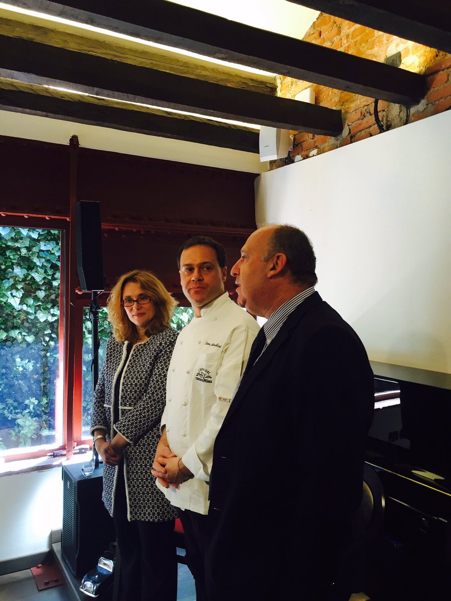 DanielStoico's tweet photo. Conferenza stampa #7Stelle #Galleria #Milano con @TownHouseItaly #ARosso accoglie #chef #LucaMarchini #Pavarotti https://t.co/asNV6pX0wb