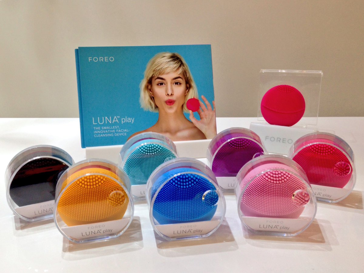 FOREO's tweet photo. Hello world, meet the LUNAβ’ play! Small in size but big on power the play lasts for 100 uses & is Β£29 #LUNAplayFOREO https://t.co/bag1zvM7uD