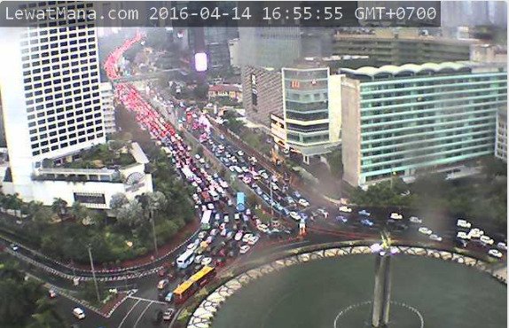 16:57 Jln MH Thamrin dari Sarinah arah Semanggi macet, sebaliknya tersendat sampai Bundaran HI. #JKTP (via H1)