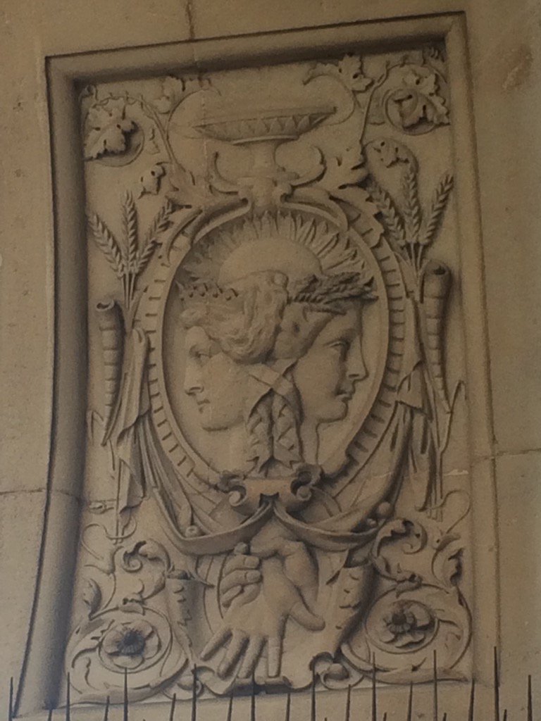 anooshka_rawden's tweet photo. #FolkloreThursday #LookUpInLondon #BurlingtonHouse Wonder what the hands symbolise? https://t.co/o5LaEUlXJJ